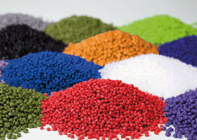 Farbiges Kunststoffgranulat in verschiedenen Sorten und Farben für Extrusion und Kunststoffverarbeitung