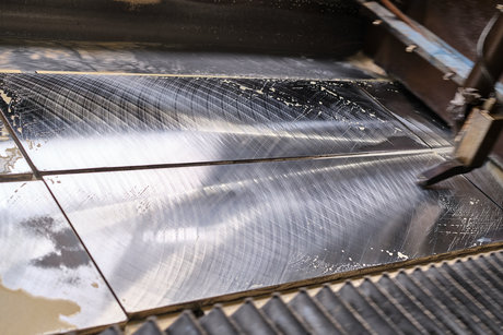 Schleifprozess auf einer Metallplatte während der industriellen Oberflächenbearbeitung mit Präzisionsschleifmaschine