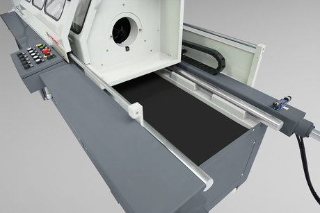 Detailansicht des FD-Abziehsystems mit geöffnetem Gehäuse, Transportbereich und Bedienelementen