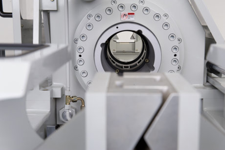 Detailansicht des FD-Abziehsystems mit Blick in den zentralen Maschineninnenraum und Präzisionsaufnahme