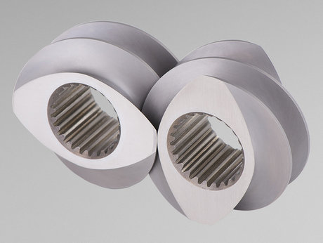 Zwei metallische Schneckenelemente mit Innenverzahnung und flügelartigem Profil für den Einsatz in Extrudern