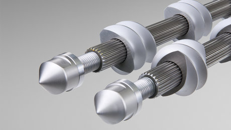 Zwei metallische Tragwellen mit konischer Spitze und Innenverzahnung für den Einsatz in Extrudern