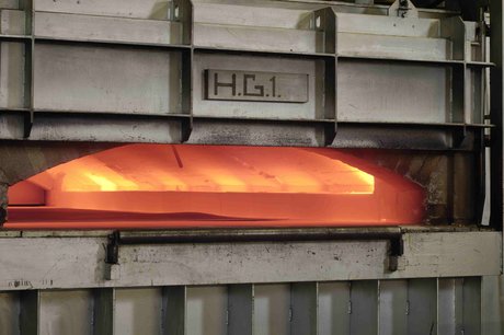 Industrieofen während des Erhitzungs- und Wärmebehandlungsprozesses mit glühendem Metall im Inneren