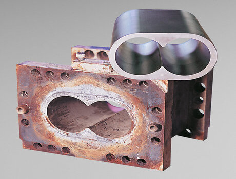 Vergleich zwischen einem stark verschlissenen Extruder-Gehäuse und einer neuen, präzisionsbearbeiteten Gehäusebüchse
